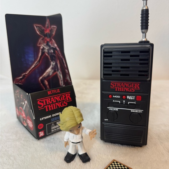 YuMe – Stranger Things Blind Box Série 3, Figurine 6,3 Cm + Accessoire, 8 Persos + Chase Rare, Emballage Rétro 80’s